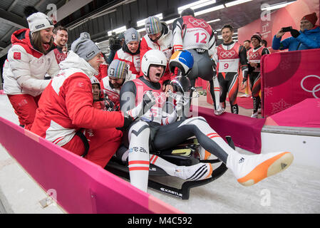 Peter PENZ/ Georg FISCHLER, AUT, im Ziel, 2. Platz, werden von ihrem Team gefeiert, giubilo, jubelt, Freude, Begeisterung, emozione jubeln, saluti Rodeln Doppel der Maenner, Luge - Uomini Doppio, Olympic Centro di scorrimento, 14.02.2018. Olympische Winterspiele 2018 vom 09.02. - 25.02.2018 in PyeongChang/ Suedkorea. |L'utilizzo in tutto il mondo Foto Stock