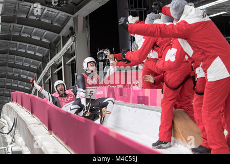 Peter PENZ/ Georg FISCHLER, AUT, im Ziel, 2. Platz, werden von ihrem Team gefeiert, giubilo, jubelt, Freude, Begeisterung, emozione jubeln, saluti Rodeln Doppel der Maenner, Luge - Uomini Doppio, Olympic Centro di scorrimento, 14.02.2018. Olympische Winterspiele 2018 vom 09.02. - 25.02.2018 in PyeongChang/ Suedkorea. |L'utilizzo in tutto il mondo Foto Stock