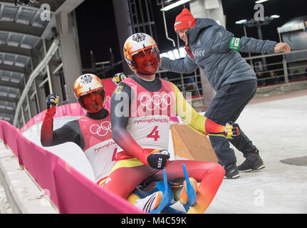 Toni EGGERT/Sascha BENECKEN, GER, Aktion, Zielankunft, giubilo, jubelt, Freude, Begeisterung, emozione jubeln, saluti 3. Platz, rechts Bundescoach Norbert loch, Rodeln Doppel der Maenner, Luge - Uomini Doppio, Olympic Centro di scorrimento, 14.02.2018. Olympische Winterspiele 2018 vom 09.02. - 25.02.2018 in PyeongChang/ Suedkorea. |L'utilizzo in tutto il mondo Foto Stock