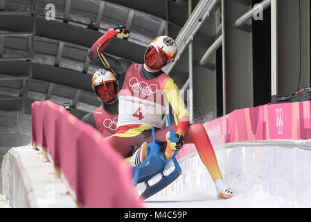 Toni EGGERT/Sascha BENECKEN, GER, Aktion, Zielankunft, giubilo, jubelt, Freude, Begeisterung, emozione jubeln, saluti 3. Platz, Rodeln Doppel der Maenner, Luge - Uomini Doppio, Olympic Centro di scorrimento, 14.02.2018. Olympische Winterspiele 2018 vom 09.02. - 25.02.2018 in PyeongChang/ Suedkorea. |L'utilizzo in tutto il mondo Foto Stock