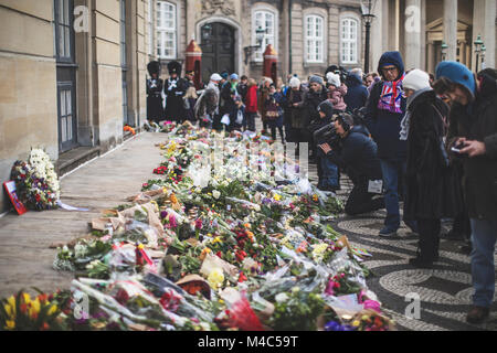 Copenhagen, Danimarca. 15 Feb, 2018. I fiori e i messaggi lasciati davanti al Castello di Amalienborg in memoria di Sua Altezza Reale il Principe Henrik di Danimarca. Credito: Gonzales foto/Alamy Live News Foto Stock