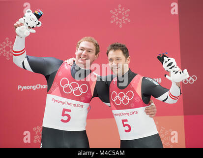 Peter PENZ/ Georg FISCHLER, AUT, 2. Platz, giubilo, jubelt, Freude, Begeisterung, emozione jubeln, saluti fiore cerimonia con Maskottchen Soohorang, Rodeln Doppel der Maenner, Luge - Uomini Doppio, Olympic Centro di scorrimento, 14.02.2018. Olympische Winterspiele 2018 vom 09.02. - 25.02.2018 in PyeongChang/ Suedkorea. |L'utilizzo in tutto il mondo Foto Stock