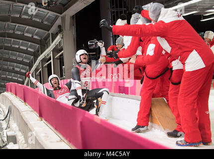 Peter PENZ/ Georg FISCHLER, AUT, im Ziel, 2. Platz, werden von ihrem Team gefeiert, giubilo, jubelt, Freude, Begeisterung, emozione jubeln, saluti Rodeln Doppel der Maenner, Luge - Uomini Doppio, Olympic Centro di scorrimento, 14.02.2018. Olympische Winterspiele 2018 vom 09.02. - 25.02.2018 in PyeongChang/ Suedkorea. |L'utilizzo in tutto il mondo Foto Stock