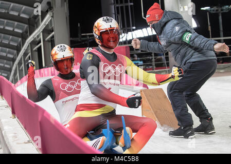 Toni EGGERT/Sascha BENECKEN, GER, Aktion, Zielankunft, giubilo, jubelt, Freude, Begeisterung, emozione jubeln, saluti 3. Platz, rechts Bundescoach Norbert loch, Rodeln Doppel der Maenner, Luge - Uomini Doppio, Olympic Centro di scorrimento, 14.02.2018. Olympische Winterspiele 2018 vom 09.02. - 25.02.2018 in PyeongChang/ Suedkorea. |L'utilizzo in tutto il mondo Foto Stock