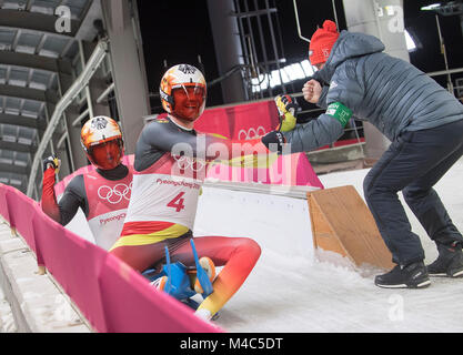 Toni EGGERT / Sascha BENECKEN, GER, Aktion, Zielankunft, giubilo, jubelt, Freude, Begeisterung, emozione jubeln, saluti 3. Platz, rechts Bundescoach Norbert loch, Rodeln Doppel der Maenner, Luge - Uomini Doppio, Olympic Centro di scorrimento, 14.02.2018. Olympische Winterspiele 2018 vom 09.02. - 25.02.2018 in PyeongChang/ Suedkorea. |L'utilizzo in tutto il mondo Foto Stock