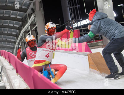 Toni EGGERT / Sascha BENECKEN, GER, Aktion, Zielankunft, giubilo, jubelt, Freude, Begeisterung, emozione jubeln, saluti 3. Platz, rechts Bundescoach Norbert loch, Rodeln Doppel der Maenner, Luge - Uomini Doppio, Olympic Centro di scorrimento, 14.02.2018. Olympische Winterspiele 2018 vom 09.02. - 25.02.2018 in PyeongChang/ Suedkorea. |L'utilizzo in tutto il mondo Foto Stock