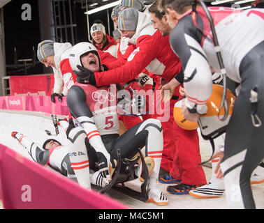 Peter PENZ/ Georg FISCHLER, AUT, im Ziel, 2. Platz, werden von ihrem Team gefeiert, giubilo, jubelt, Freude, Begeisterung, emozione jubeln, saluti Rodeln Doppel der Maenner, Luge - Uomini Doppio, Olympic Centro di scorrimento, 14.02.2018. Olympische Winterspiele 2018 vom 09.02. - 25.02.2018 in PyeongChang/ Suedkorea. |L'utilizzo in tutto il mondo Foto Stock