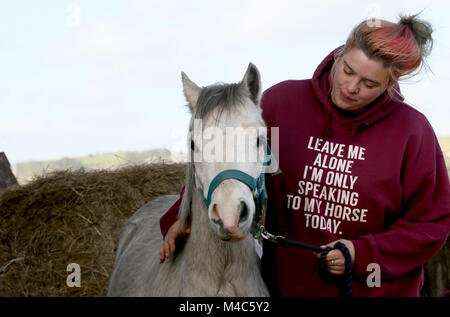 Manchester, Regno Unito. 15 Feb, 2018. Un cavallo e il gestore Talisa Brett che indossa un Sweat top che recita "mi lasciare sola io sto solo parlando con il mio cavallo di oggi". Uno studio di 17 documenti di ricerca da parte di docenti universitari presso le Università di Manchester, Southampton e Liverpool hanno concluso che gli animali possono aiutare le persone a gestire la propria a lungo termine per la salute mentale condizioni. Credito: Barbara Cook/Alamy Live News Foto Stock