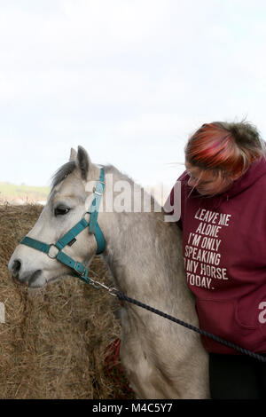 Manchester, Regno Unito. 15 Feb, 2018. Un cavallo e il gestore Talisa Brett che indossa un Sweat top che recita "mi lasciare sola io sto solo parlando con il mio cavallo di oggi". Uno studio di 17 documenti di ricerca da parte di docenti universitari presso le Università di Manchester, Southampton e Liverpool hanno concluso che gli animali possono aiutare le persone a gestire la propria a lungo termine per la salute mentale condizioni. Credito: Barbara Cook/Alamy Live News Foto Stock