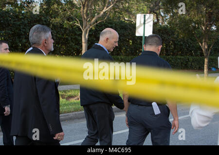 Un parco, STATI UNITI D'AMERICA. 15 Feb, 2018. Il governatore della Florida ha Rick Scott (seconda R) ispeziona il sito di una massa di scatto a Marjory Stoneman Douglas High School nel parco, Broward County, Florida, Stati Uniti nel febbraio 15, 2018. 17 persone sono state uccise e più di una dozzina di altri sono stati feriti dopo un 19-anno-vecchio pistolero aprì il fuoco Mercoledì presso il liceo, hanno detto le autorità. Credito: Monica McGivern/Xinhua/Alamy Live News Foto Stock