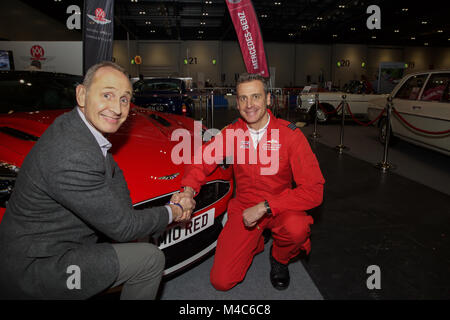 Londra, Regno Unito. 15 Feb, 2018. Il fortunato vincitore Humphrey Bradley pone con la sua Aston Martin Vanquish S frecce rosse auto con frecce rosse pilot Squadron Leader Adam Collins ( in rosso battenti seme ), Rosso 10 presso il London Classic Car Show, Excel©Keith Larby/Alamy Live News Foto Stock