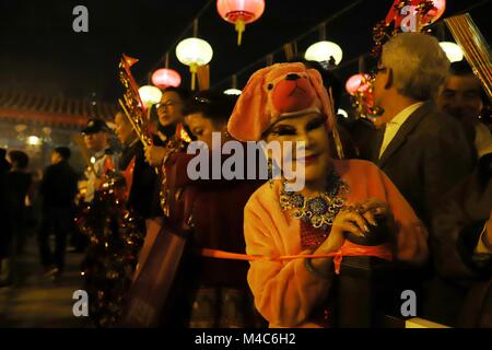 Febbraio 15, 2018 - Hong Kong, Cina - Lana Wong, un pensionato di celebrità attrice dal classico film cinese era vestito in costume che assomigliano a cane durante l offerta DEL PRIMO ANNO NUOVO PREGHIERA A Wong Tai Shing Tempio a mezzanotte. Feb-15, 2018 Hong Kong.ZUMA/Liau Chung Ren (credito Immagine: © Liau Chung Ren via ZUMA filo) Foto Stock