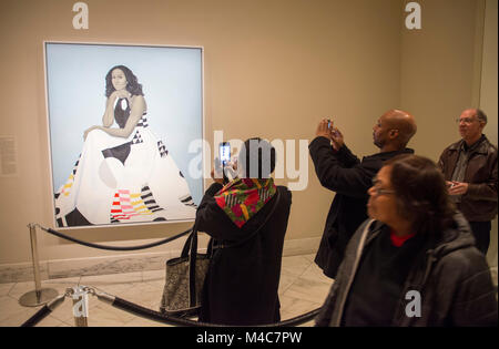 Washington, Stati Uniti d'America. Xiv Feb, 2018. I visitatori di attesa in linea per visualizzare il nuovo ritratto della ex First Lady Michelle Obama, presso la National Portrait Gallery, Smithsonian Institution, Washington DC. La verniciatura, da Amy Sherald, è stato presentato il 12 febbraio 2018. Credito: Tim Brown/Alamy Live News Foto Stock