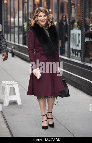 New York, NY, STATI UNITI D'AMERICA. 15 Feb, 2018. Lori Loughlin, visto a costruire serie per promuovere il suo nuovo marchio distintivo filmato quando chiama il cuore fuori e circa per celebrità Candids - gio, New York, NY Febbraio 15, 2018. Credito: Derek Storm/Everett raccolta/Alamy Live News Foto Stock