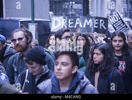 New York, Stati Uniti d'America. 15 Feb, 2018. Dreamers (DACA destinatari) 'una passeggiata a rimanere a casa' marzo inizia a Battery Park a New York diretto a Washington D.C. per pubblicizzare la loro situazione e hanno il congresso di fare la cosa giusta e di dare a questi giovani la residenza permanente e un percorso di cittadinanza negli Stati Uniti. Credito: David Grossman/Alamy Live News Foto Stock