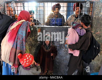 New Delhi, Indiano-controllato del Kashmir. 15 Feb, 2018. Passeggeri a filamento fare query come l'attesa per la riapertura di Jammu-Srinagar autostrada nazionale presso il generale bus terminus di Jammu, capitale invernale di Indiano-Kashmir controllato, nel febbraio 15, 2018. Il Jammu-Srinagar autostrada è rimasta chiusa per il quarto giorno consecutivo il giovedì a causa di scorrimento di terra e il cattivo tempo come hanno detto le autorità della frana di lavoro del gioco era ancora in corso. Almeno 2.000 veicoli sono rimasti bloccati in diversi posti sulla strada. Credito: Stringer/Xinhua/Alamy Live News Foto Stock