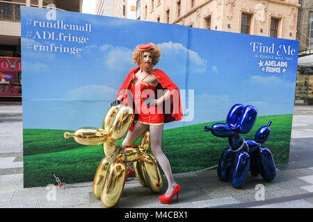 Adelaide, Australia. Xvi Feb, 2018. Gingzilla pone con la mascotte della frangia al photocall ad aprire ufficialmente il Adelaide Fringe Festival il secondo produttore al mondo di arti annuale festival che inizia il 16 febbraio fino al 18 marzo 2018 e dispone di più di 5.000 artisti provenienti da tutta l'Australia e del mondo Credito: amer ghazzal/Alamy Live News Foto Stock