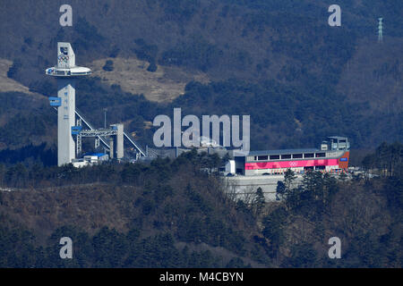 Una vista generale di Alpensia Ski Jump Center e Olympic scorrevole dal centro Yongpyong (Dragon Valley) Ski Resort in Pyeongchang, Corea del Sud il 15 febbraio 2018. Credito: MATSUO.K AFLO/sport/Alamy Live News Foto Stock