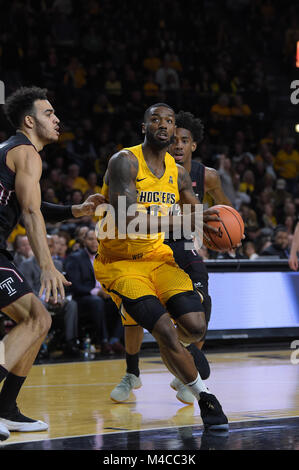 Wichita, Kansas, Stati Uniti d'America. 15 Feb, 2018. Wichita State Shockers avanti Rashard Kelly (0) dyb nel primo halfduring NCAA Pallacanestro tra il Tempio di gufi e Wichita State Shockers a Charles Koch Arena di Wichita, Kansas. Kendall Shaw/CSM/Alamy Live News Foto Stock