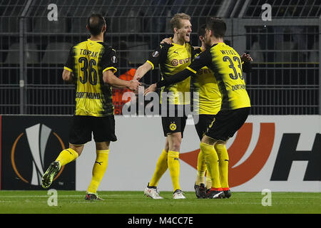 Dortmund, Germania. 15 Feb, 2018. Andre Shurrle (2 L) celebra con i suoi compagni di squadra durante la UEFA Europa League round di 32 prima gamba partita di calcio tra Borussia Dortmund e Atlanta BC di Dortmund in Germania, Feb 15, 2018. Dortmund ha vinto 3-2. Credito: Joachim Bywaletz/Xinhua/Alamy Live News Foto Stock