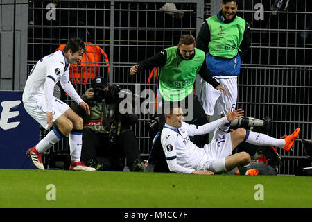 Dortmund, Germania. 15 Feb, 2018. Josip Ilicic (R) anteriore celebra durante la UEFA Europa League round di 32 prima gamba partita di calcio tra Borussia Dortmund e Atlanta BC di Dortmund in Germania, Feb 15, 2018. Dortmund ha vinto 3-2. Credito: Joachim Bywaletz/Xinhua/Alamy Live News Foto Stock