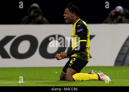 Dortmund, Germania. 15 Feb, 2018. Michy Batshuayi di Dortmund celebra durante la UEFA Europa League round di 32 prima gamba partita di calcio tra Borussia Dortmund e Atlanta BC di Dortmund in Germania, Feb 15, 2018. Dortmund ha vinto 3-2. Credito: Joachim Bywaletz/Xinhua/Alamy Live News Foto Stock