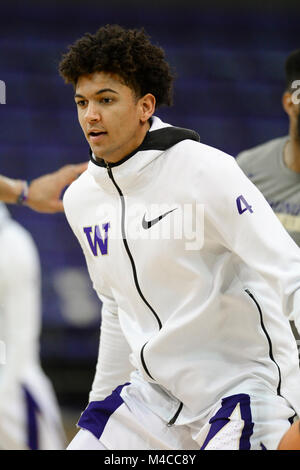 Seattle, WA, Stati Uniti d'America. 15 Feb, 2018. UW foward Matisse Thybulle (4) riscalda befored una PAC12 gioco di basket tra la Washington University e la University of Utah. Il gioco è stato giocato al Hec ed Pavilion a Seattle, WA. Jeff Halstead/CSM/Alamy Live News Foto Stock