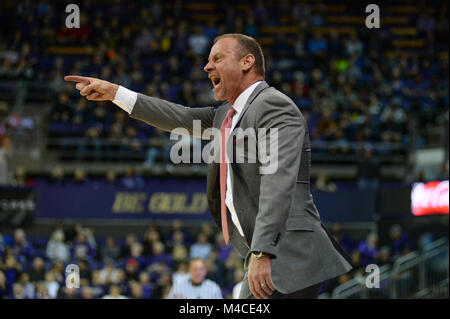 Seattle, WA, Stati Uniti d'America. 15 Feb, 2018. Utah Head Coach Larry Krystkowiak tenta di ottenere l'arbitro attenzione durante una PAC12 gioco di basket tra la Washington University e la University of Utah. Il gioco è stato giocato al Hec ed Pavilion a Seattle, WA. Jeff Halstead/CSM/Alamy Live News Foto Stock