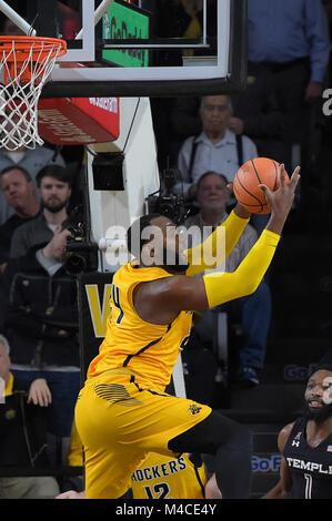 Wichita, Kansas, Stati Uniti d'America. 15 Feb, 2018. Wichita State Shockers center Shaquille Morris (24) acquisisce un rimbalzo difensivo durante il NCAA Pallacanestro tra il Tempio di gufi e Wichita State Shockers a Charles Koch Arena di Wichita, Kansas. Kendall Shaw/CSM/Alamy Live News Foto Stock