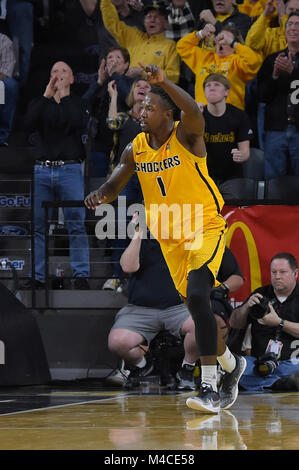 Wichita, Kansas, Stati Uniti d'America. 15 Feb, 2018. Wichita State Shockers avanti Zach marrone (1) riconosce gli assist per il suo cesto durante il NCAA Pallacanestro tra il Tempio di gufi e Wichita State Shockers a Charles Koch Arena di Wichita, Kansas. Kendall Shaw/CSM/Alamy Live News Foto Stock