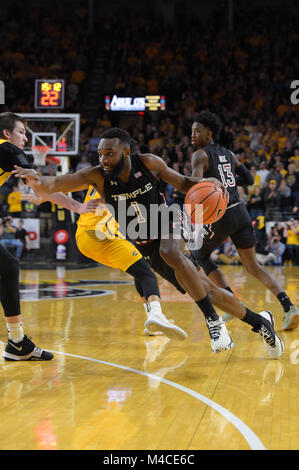 Wichita, Kansas, Stati Uniti d'America. 15 Feb, 2018. Tempio di gufi guard Josh marrone (1) rigidi per il cestello nella seconda metà durante il NCAA Pallacanestro tra il Tempio di gufi e Wichita State Shockers a Charles Koch Arena di Wichita, Kansas. Kendall Shaw/CSM/Alamy Live News Foto Stock