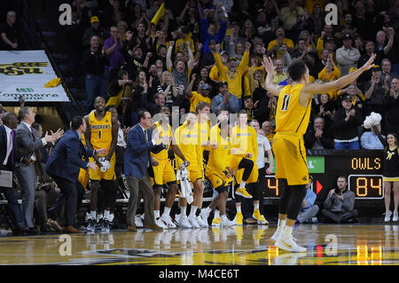 Wichita, Kansas, Stati Uniti d'America. 15 Feb, 2018. La Wichita State banco Shockers reagisce ad un cestello realizzato per legare il punteggio in ritardo nel gioco durante il NCAA Pallacanestro tra il Tempio di gufi e Wichita State Shockers a Charles Koch Arena di Wichita, Kansas. Kendall Shaw/CSM/Alamy Live News Foto Stock