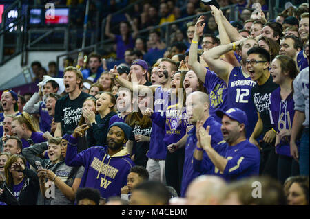 Seattle, WA, Stati Uniti d'America. 15 Feb, 2018. UW student sezione, la sterlina Dawg ottiene eccitato con la prima metà di azione in un PAC12 gioco di basket tra la Washington University e la University of Utah. Il gioco è stato giocato al Hec ed Pavilion a Seattle, WA. Jeff Halstead/CSM/Alamy Live News Foto Stock