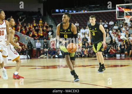 15 febbraio 2018: Oregon Ducks avanti Troy marrone (0) cercare di passare in un NCAA pallacanestro tra la Oregon Ducks vs USC Trojans al Galen Center di Los Angeles, CA: Jordon Kelly/CSM(Jordon Kelly : © Cal Sport Media) Foto Stock