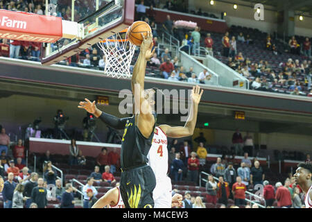 15 febbraio 2018: Oregon Ducks avanti MiKyle McIntosh (22) rigidi per il cestello in NCAA pallacanestro tra la Oregon Ducks vs USC Trojans al Galen Center di Los Angeles, CA: Jordon Kelly/CSM(Jordon Kelly : © Cal Sport Media) Foto Stock