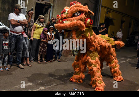 Mumbai. Xvi Feb, 2018. Popolo Indiano guarda una danza leone le prestazioni durante la celebrazione del nuovo anno lunare cinese in Mumbai, India, Feb 16, 2018. La celebrazione ha segnato l inizio dell anno del cane nel calendario lunare cinese. Credito: Xinhua/Alamy Live News Foto Stock