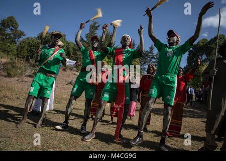 Uganda. 2° febbraio 2018. Giovani uomini e giovani donne dalla tribù Sebei in Kapchorwa, a nord-est dell Uganda, reinterpreta la cerimonia che hanno avuto modo di passare attraverso la prima la circoncisione o mutilazioni genitali femminili (MGF). Il fango è stato cosparso sulle loro facce da anziani locali mentre il resto dei loro coetanei ballato.le mutilazioni genitali femminili (MGF) è stata messa fuorilegge in Uganda dal 2010, ma gli aiuti ai lavoratori di polizia e dire che è ancora praticato da tribù del nord-est, compreso il Pokots, Sebei, Tepeth e Kadama. Credito: Sally Hayden/SOPA/ZUMA filo/Alamy Live News Foto Stock