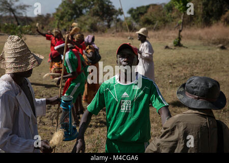 Uganda. 2° febbraio 2018. Giovani uomini e giovani donne dalla tribù Sebei in Kapchorwa, a nord-est dell Uganda, reinterpreta la cerimonia che hanno avuto modo di passare attraverso la prima la circoncisione o mutilazioni genitali femminili (MGF). Il fango è stato cosparso sulle loro facce da anziani locali mentre il resto dei loro coetanei ballato.le mutilazioni genitali femminili (MGF) è stata messa fuorilegge in Uganda dal 2010, ma gli aiuti ai lavoratori di polizia e dire che è ancora praticato da tribù del nord-est, compreso il Pokots, Sebei, Tepeth e Kadama. Credito: Sally Hayden/SOPA/ZUMA filo/Alamy Live News Foto Stock