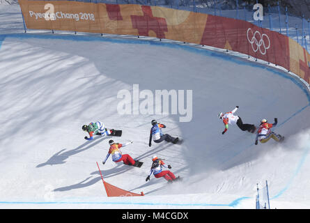 Pyeongchang, Corea del Sud. Xvi Feb, 2018. Atleti competere durante il ladies snowboard cross finale al 2018 PyeongChang Olimpiadi invernali a Phoenix Snow Park, Sud Corea, nel febbraio 16, 2018. Credito: Maohua Fei/Xinhua/Alamy Live News Foto Stock