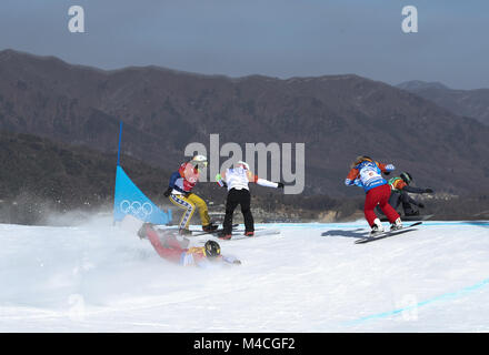 Pyeongchang, Corea del Sud. Xvi Feb, 2018. Un giocatore cade durante il ladies snowboard cross finale al 2018 PyeongChang Olimpiadi invernali a Phoenix Snow Park, Sud Corea, nel febbraio 16, 2018. Credito: Maohua Fei/Xinhua/Alamy Live News Foto Stock