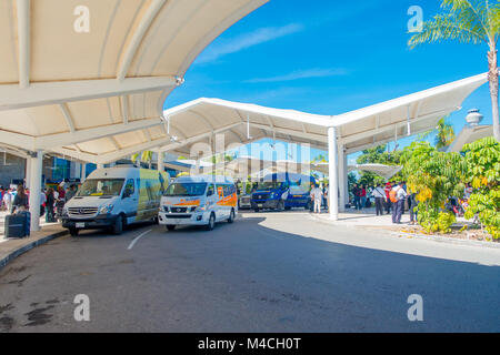 CANCUN, Messico - 10 gennaio 2018: bella vista esterna di molte automobili parcheggiate in una area di parcheggio all'invio dell'Aeroporto Internazionale di Cancun, Messico Foto Stock