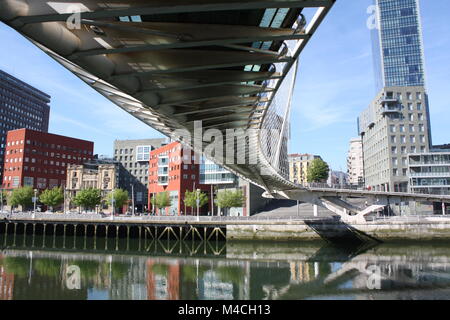 Ponte pedonale sul fiume Nervión, con un design futuristico di cavo-alloggiato arch e passerella curva.Bilbao. Foto Stock