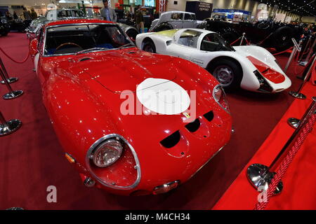 Un rosso 1962 Ferrari 250 GTO (sinistra) e un bianco 1966 Porsche 906 in anteprima per il London Classic Car Show, in ExCeL nella zona est di Londra. Foto Stock