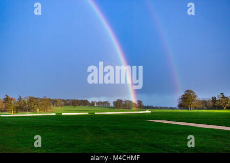 Bellissimo arcobaleno su cartone House il Campo da Golf di Maynooth, Co Kildare, Irlanda Foto Stock