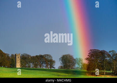 Bellissimo arcobaleno su Tyrconnell Tower presso casa di cartone il Campo da Golf di Maynooth, Co Kildare, Irlanda Foto Stock