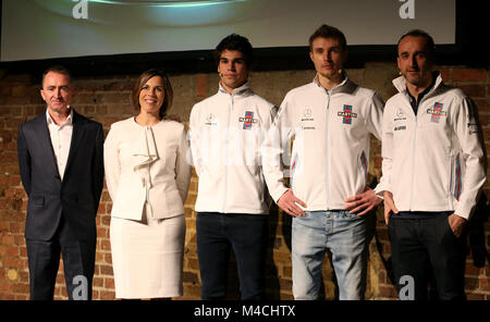 (Da sinistra a destra) Paddy Lowe, ingegnere britannico, Claire Williams, vice team principal della Williams Formula One racing team, driver lancia passeggiata, Sergey Sirotkin e Robert Kubica Riserva e driver di sviluppo pongono dopo il 2018 F1 Williams lancio auto al villaggio la metropolitana di Londra. Foto Stock