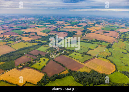 Vista aerea del Nord Suffolk, Regno Unito. Mostra un mosaico di diversi campi agricoli delimitato da siepi. Hoxne village, centro. Foto Stock