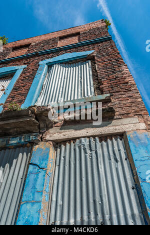 Un intavolato vecchio edificio lungo il Dock Road, Liverpool, Regno Unito. Foto Stock