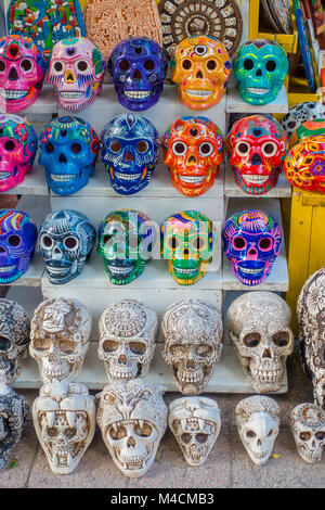 TULUM, Messico - 10 gennaio 2018: Close up di colorata ceramica Maya teschi, un motivo regolare nell'antica arte maya, venduti come souvenir in un laboratorio artigianale Foto Stock