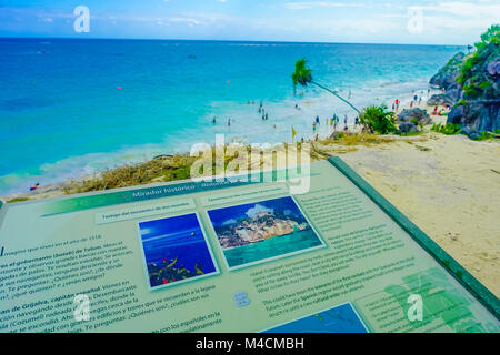 TULUM, Messico - 10 gennaio 2018: Informative segno del punto di vista storico con una breve descrizione della zona scritto in una struttura mettalic vicino al rovine Maya di Tulum in Meixco Foto Stock